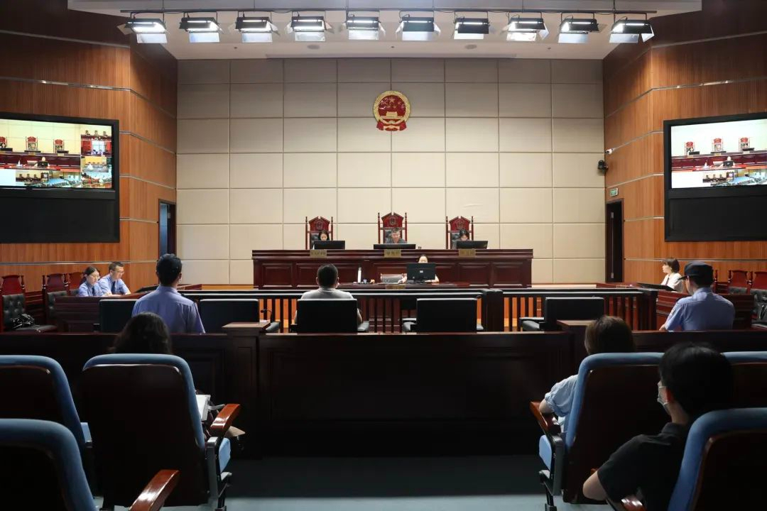 偽造環(huán)境報(bào)告批復(fù)，獲有期徒刑六個(gè)月十五日
